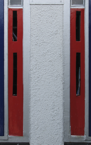 908420 Afbeelding van de twee staande metalen dubbele brievenbussen, naast de voordeuren van de door de Utrechtse ...